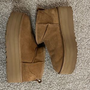 Women’s platform UGGS